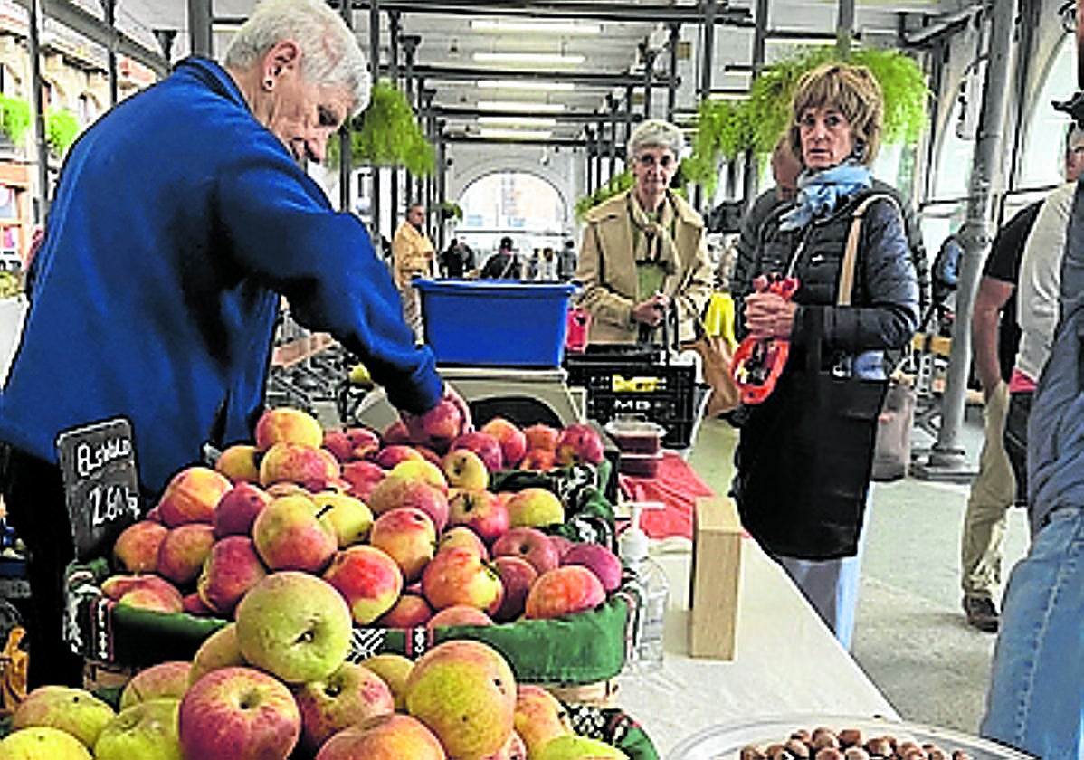 Gran oferta de manzana y fruta del pais en el Zerkausi.