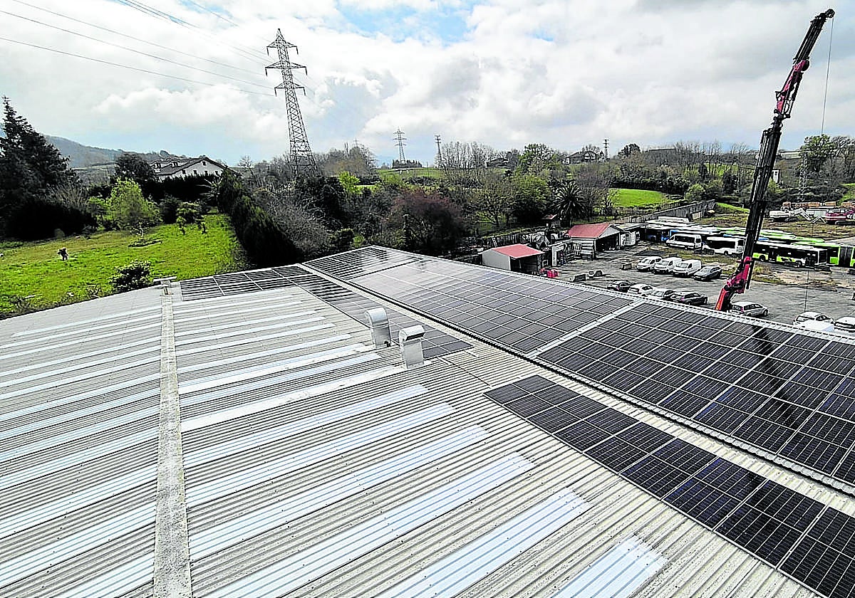 Trabajos en el tejado de Volvo Auto Suecia de cara a la puesta en marcha de una nueva instalación.