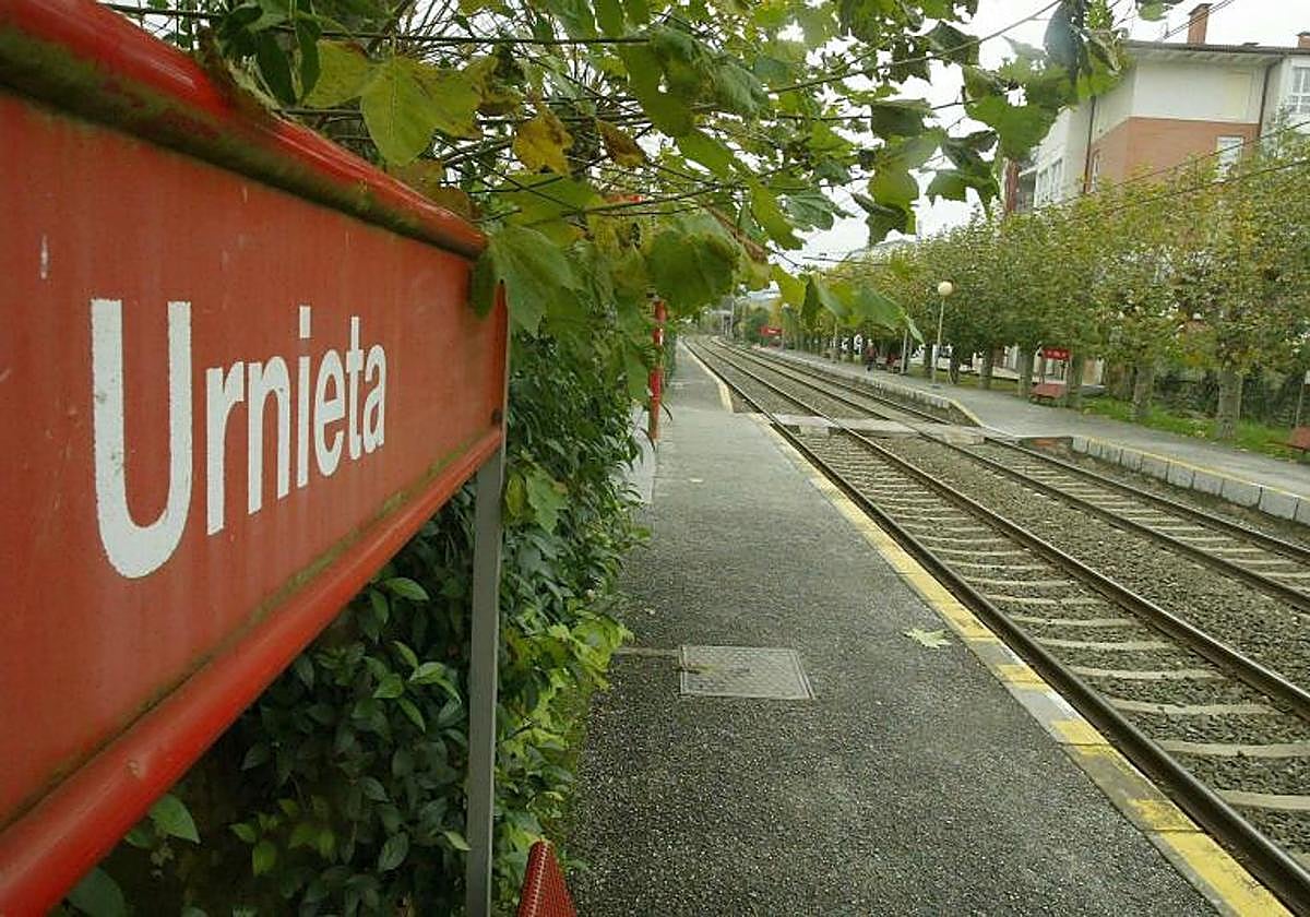 Seis detenidos, dos de ellos menores, por arrinconar, agredir y robar a un joven en la estación de tren de Urnieta