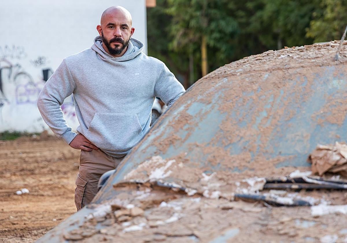 .Aitor Vilariño, vecino de Benetusser afectado por la Dana, posa en diciembre del año pasado.