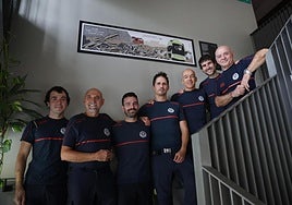Los bomberos de Donostia posan con la viñeta que Txistas hahecho en homenaje a su labor en Valencia.