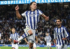 Oyarzabal celebra uno de sus dos goles al Sevilla.