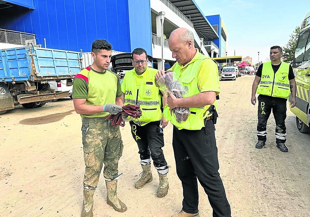 Voluntarios de DYA Gipuzkoa entregan guantes en el puesto de mando de Alfafar