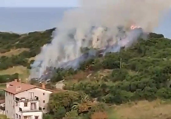 Los bomberos han acudido a la zona del incendio y han logrado extinguir las llamas.