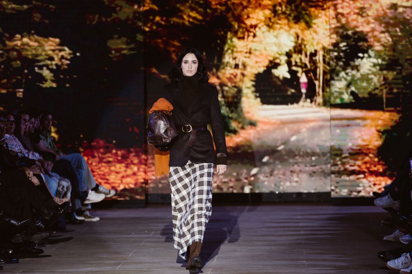 Siluetas amplias y relajadas en el desfile de Sketch