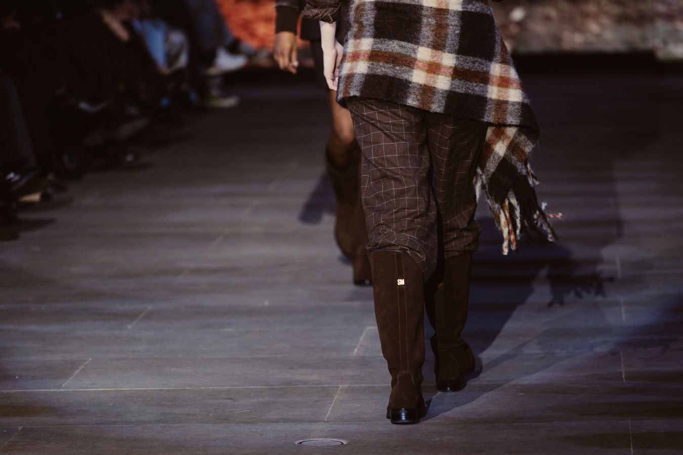 Siluetas amplias y relajadas en el desfile de Sketch