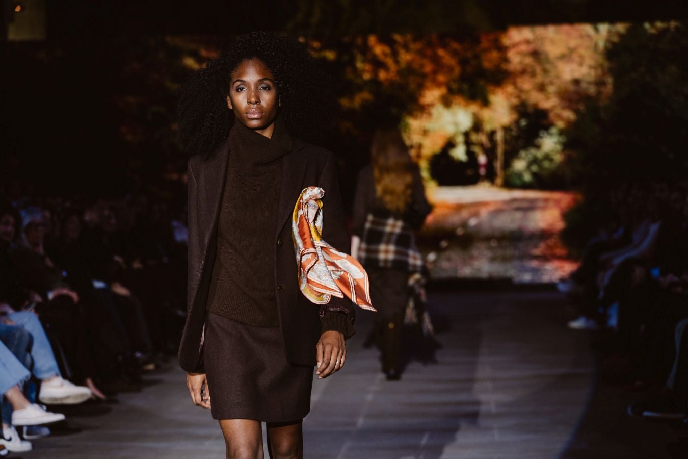 Siluetas amplias y relajadas en el desfile de Sketch