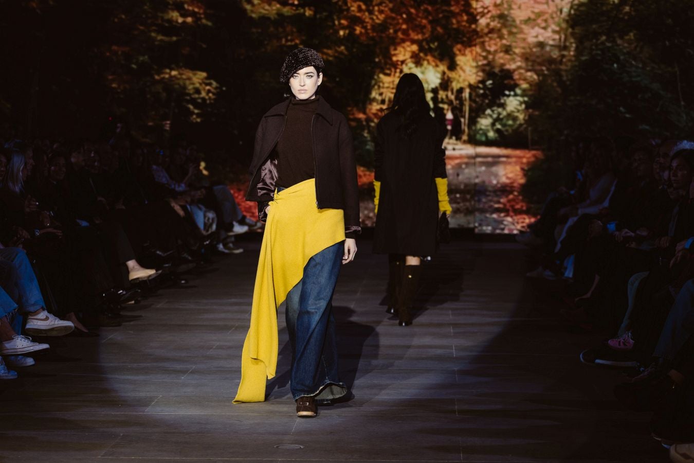 Siluetas amplias y relajadas en el desfile de Sketch