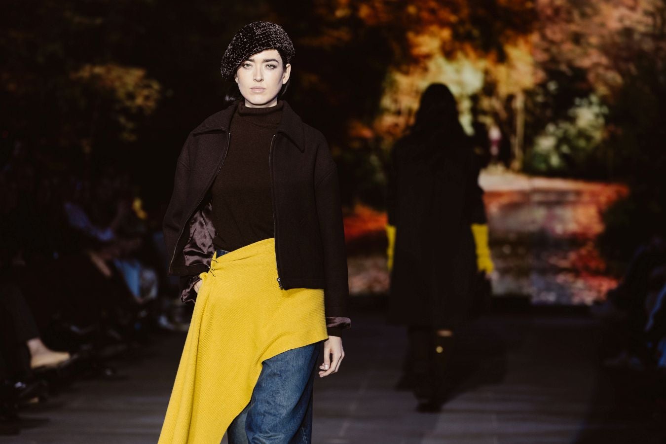 Siluetas amplias y relajadas en el desfile de Sketch