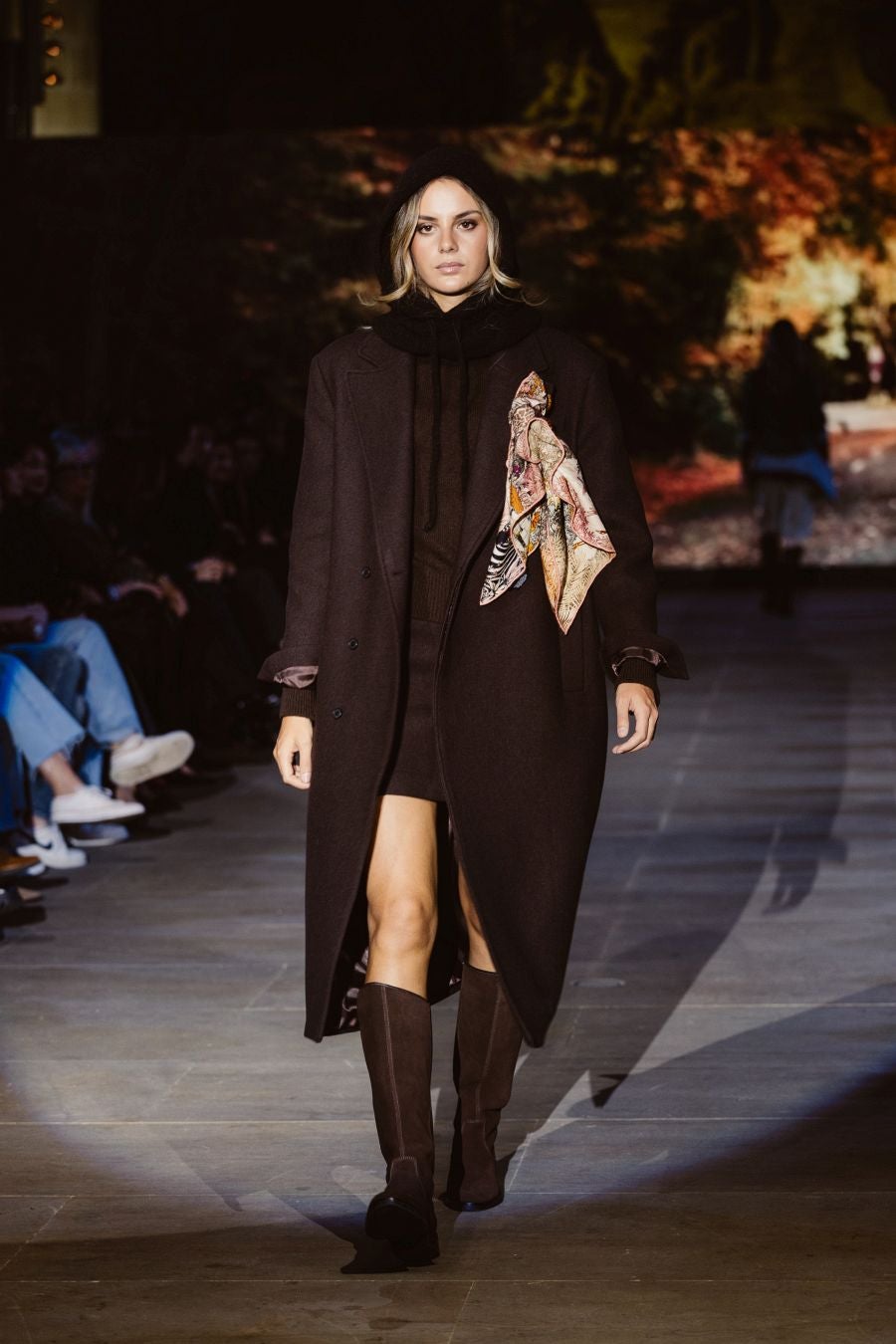 Siluetas amplias y relajadas en el desfile de Sketch