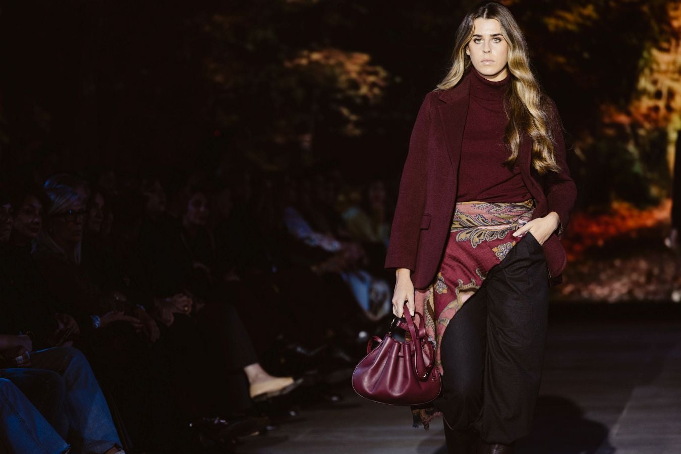 Siluetas amplias y relajadas en el desfile de Sketch