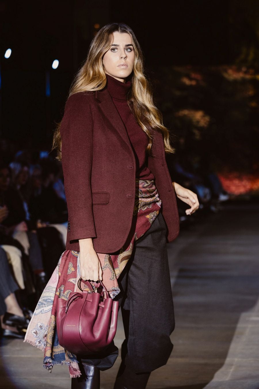 Siluetas amplias y relajadas en el desfile de Sketch