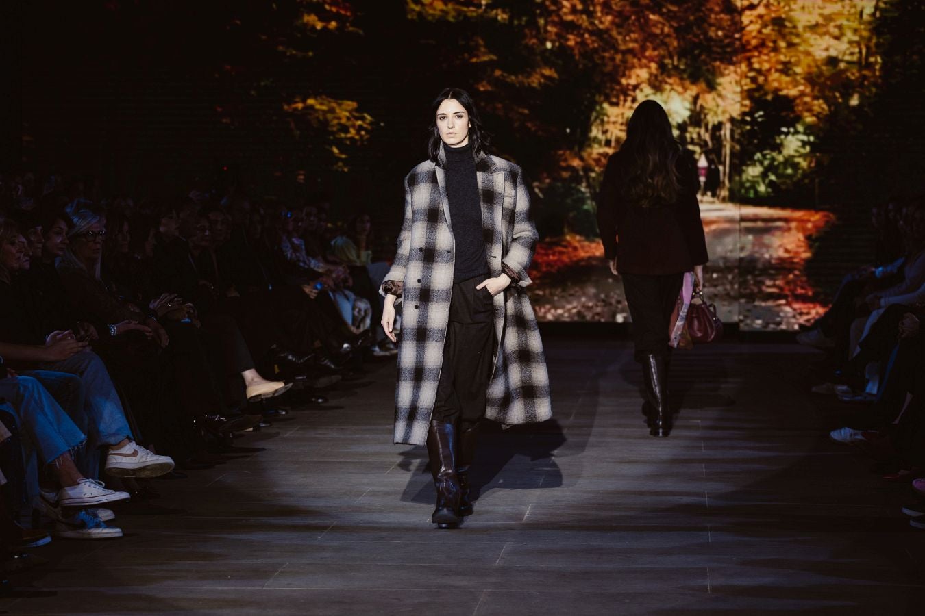 Siluetas amplias y relajadas en el desfile de Sketch