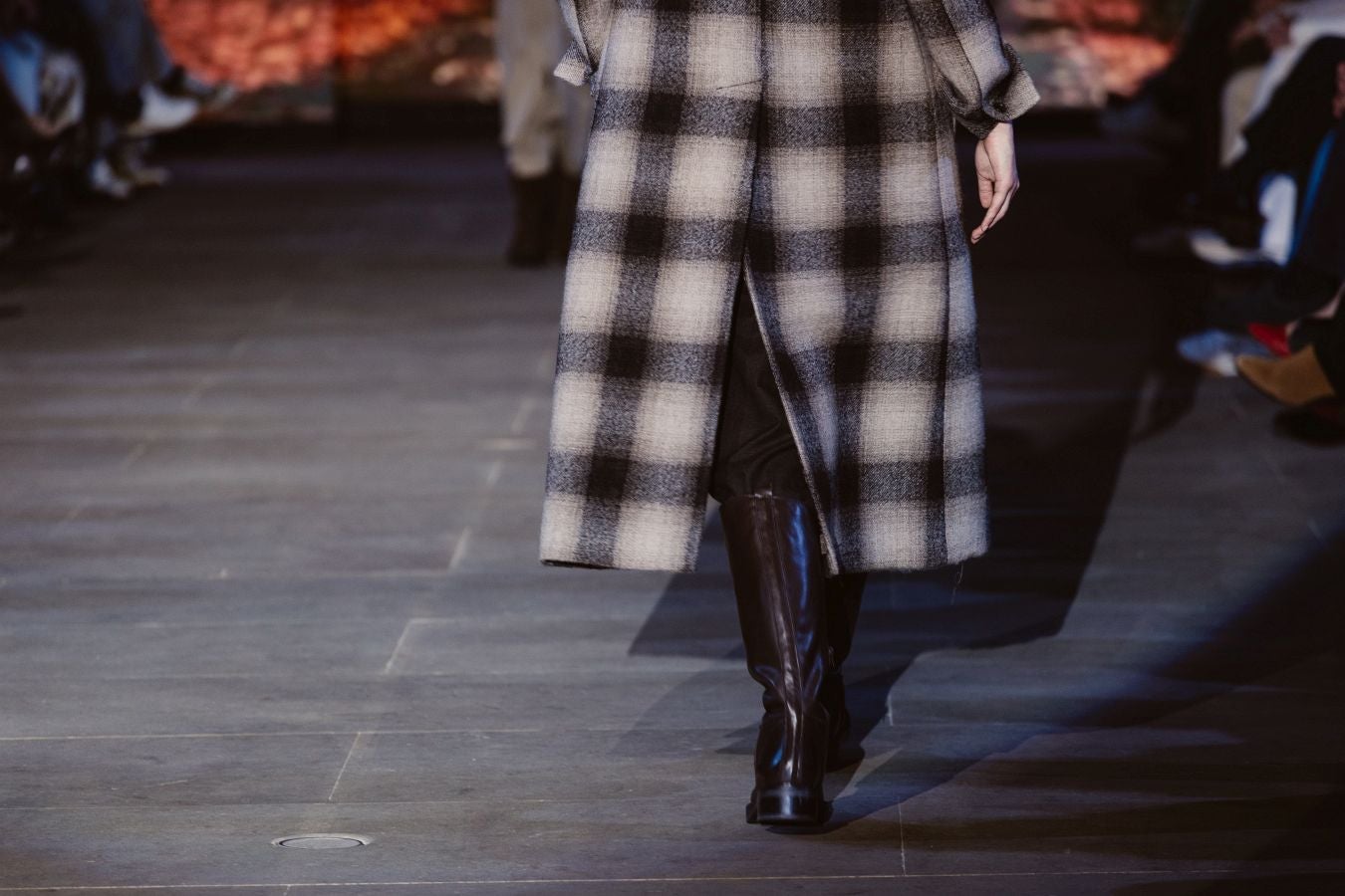 Siluetas amplias y relajadas en el desfile de Sketch