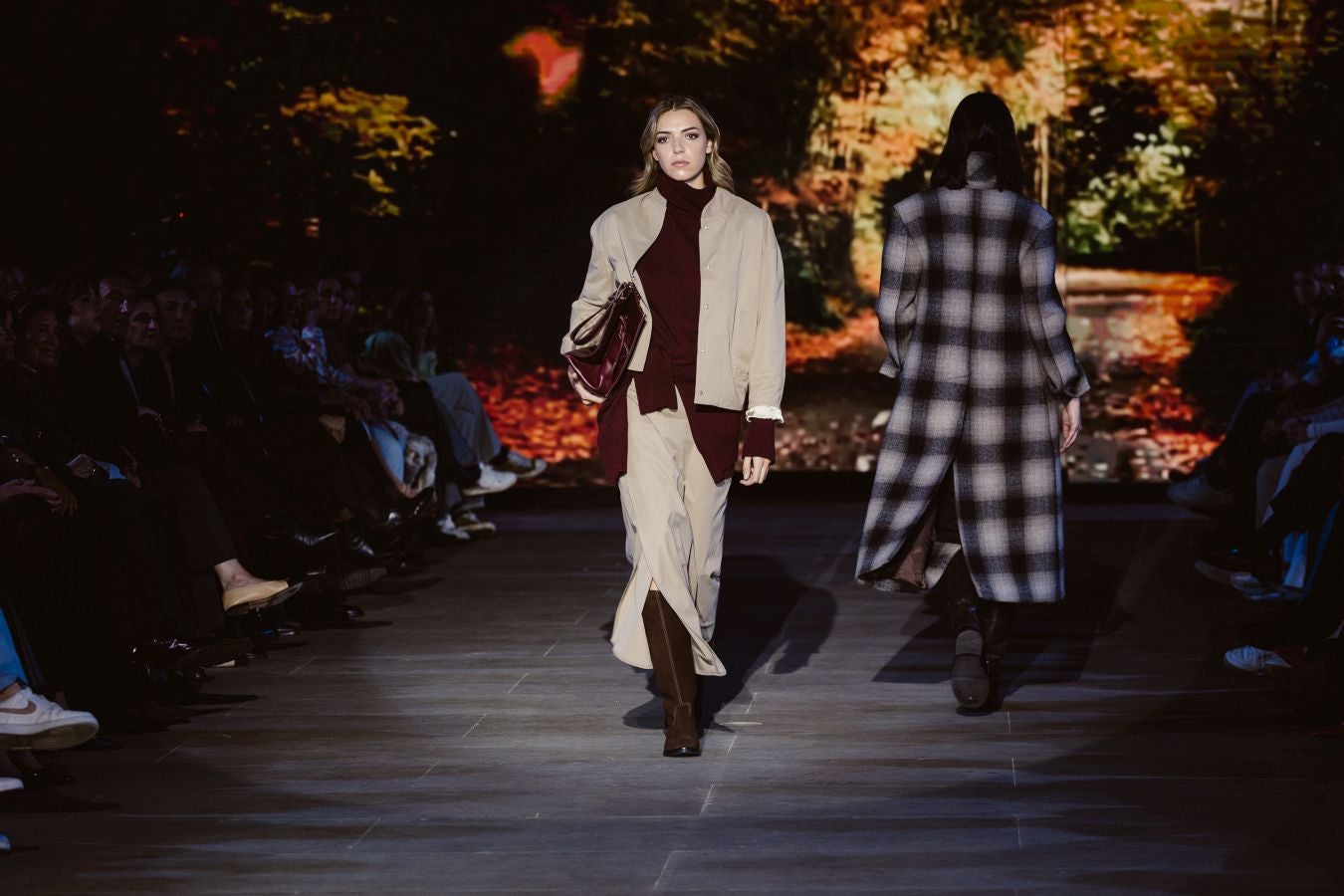 Siluetas amplias y relajadas en el desfile de Sketch