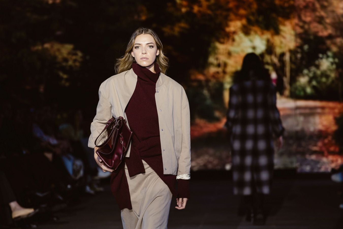 Siluetas amplias y relajadas en el desfile de Sketch