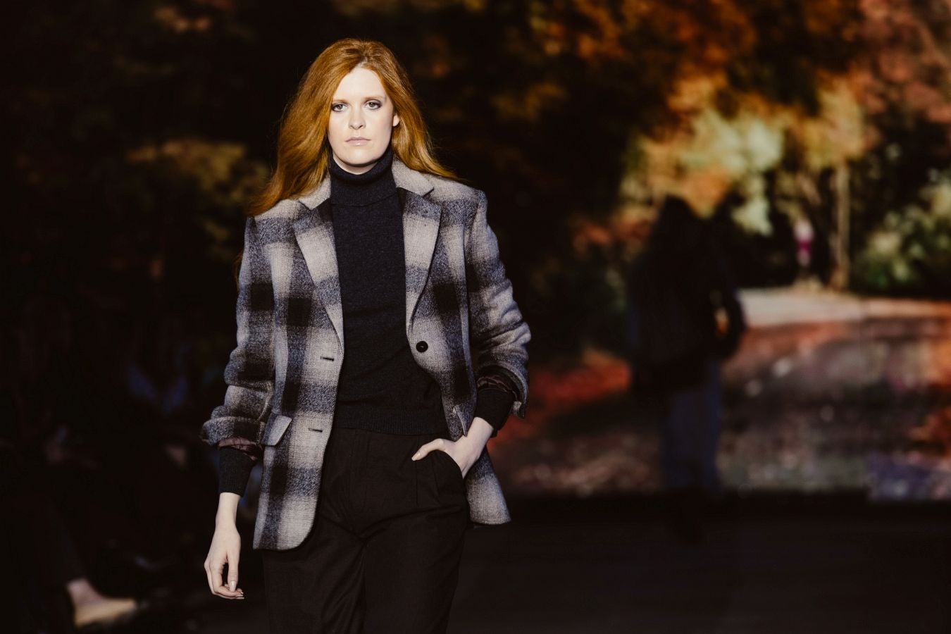 Siluetas amplias y relajadas en el desfile de Sketch