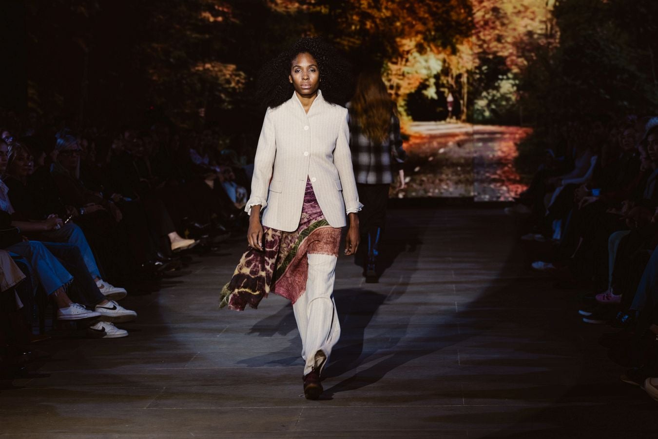 Siluetas amplias y relajadas en el desfile de Sketch