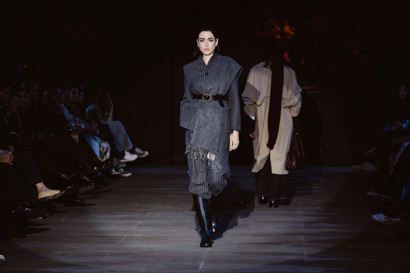 Siluetas amplias y relajadas en el desfile de Sketch