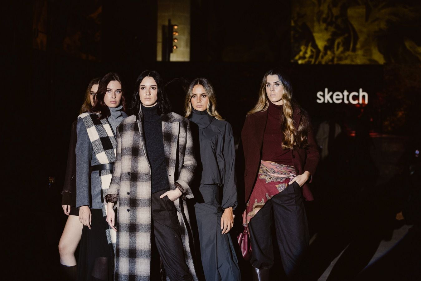 Siluetas amplias y relajadas en el desfile de Sketch