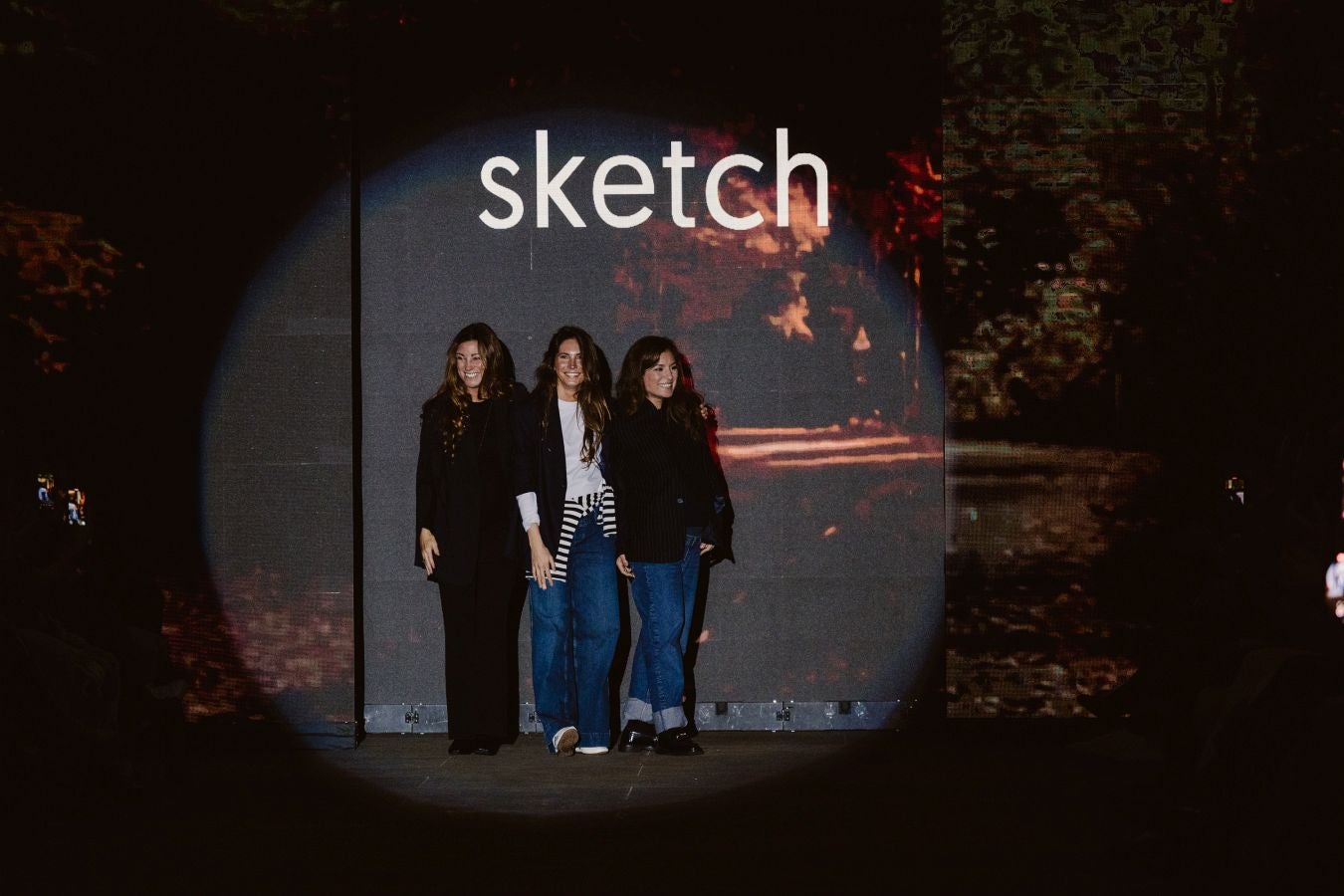 Siluetas amplias y relajadas en el desfile de Sketch
