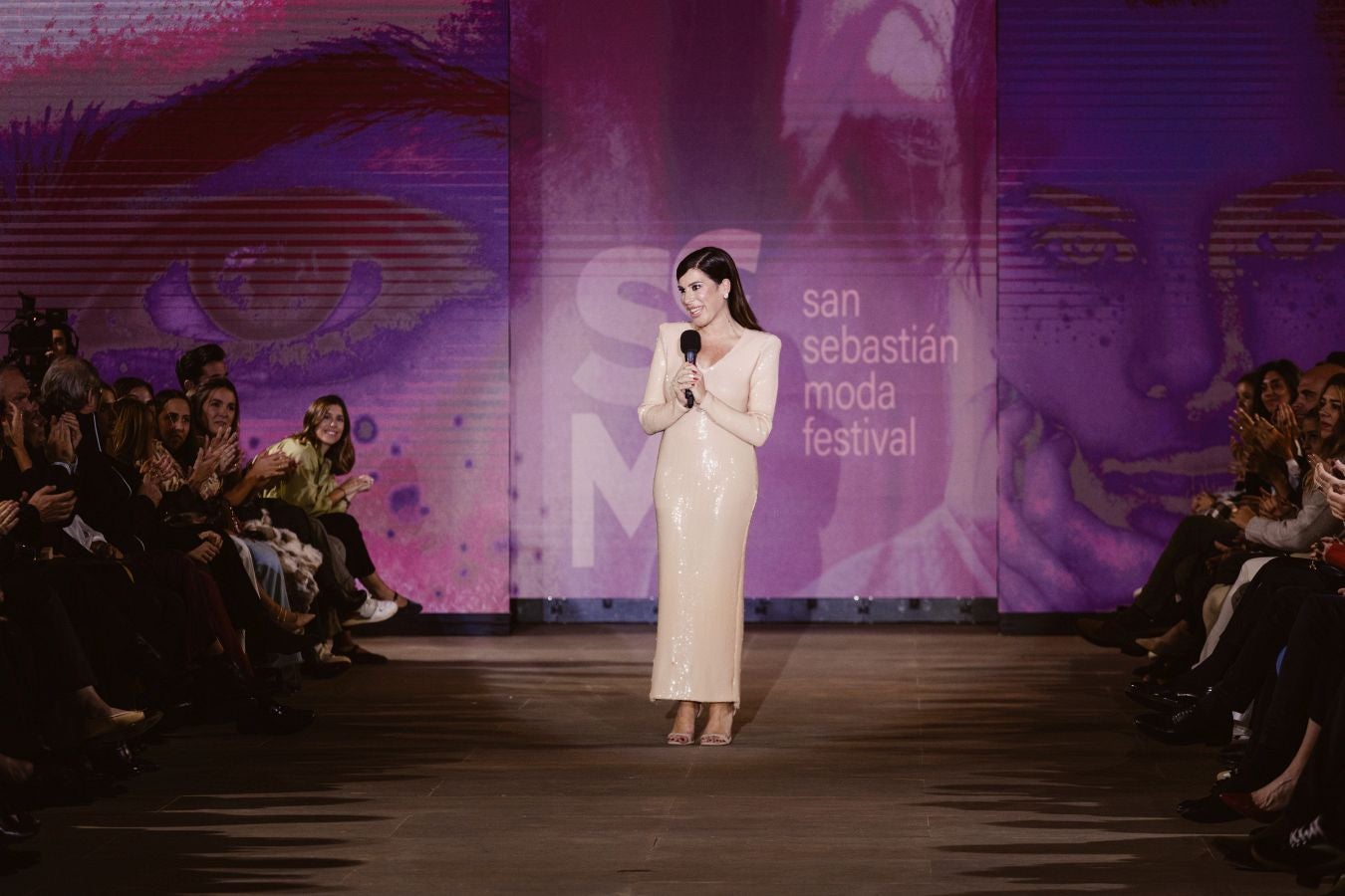 Siluetas amplias y relajadas en el desfile de Sketch