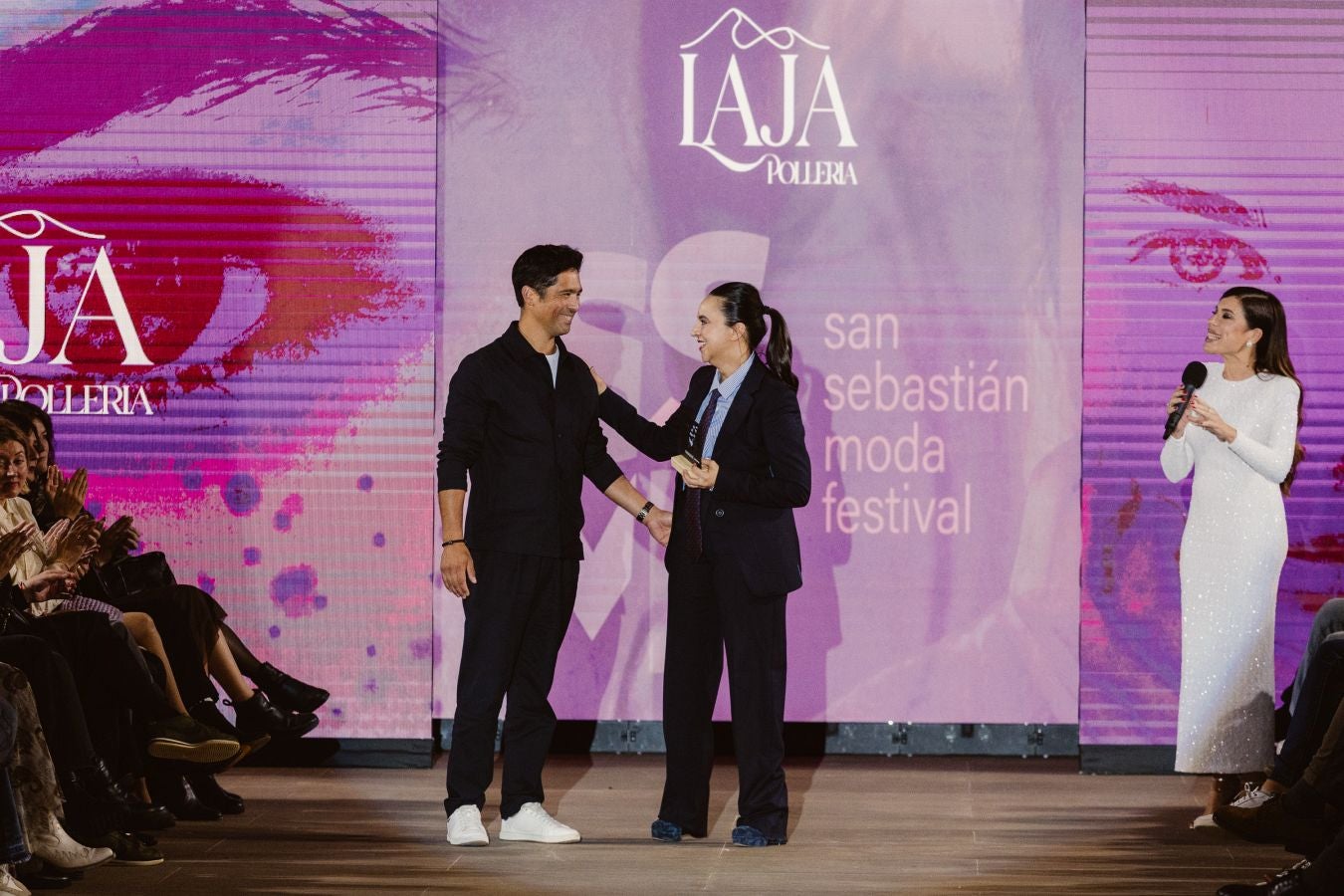 Alicia Rueda luce sus vestidos en San Telmo