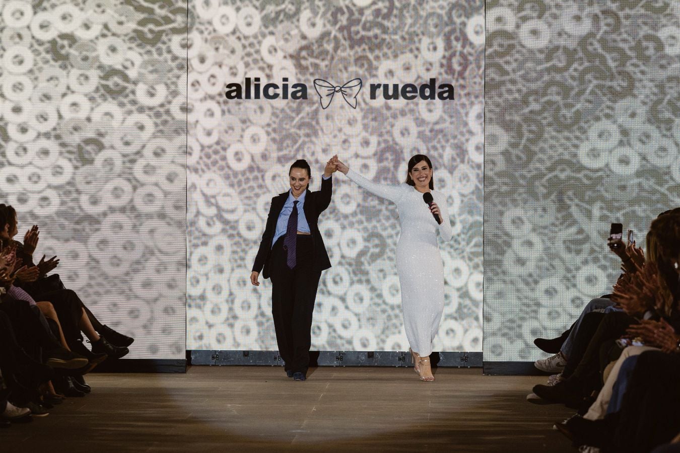 Alicia Rueda luce sus vestidos en San Telmo