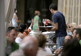 Un camarero, en una terraza en Donostia.