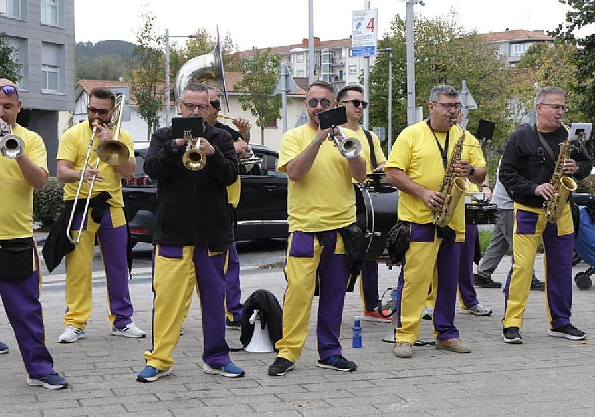 Las Brass Band actuaron ayer en varios puntos de la ciudad.