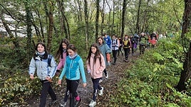 Eguraldi kaxkarrari aurre eginez, mendi buelta egin zuten gaztetxoek