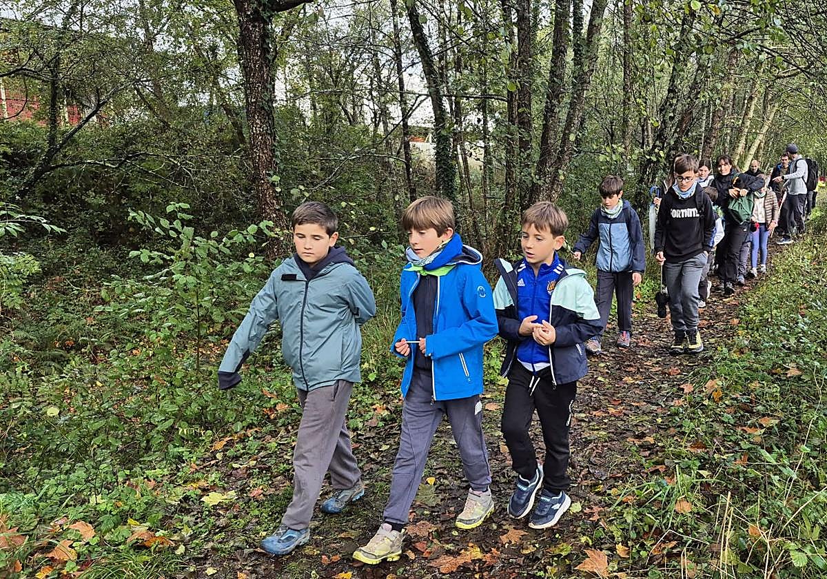 Mendizale gaztetxoek Irunen barna egin dute mendi buelta.