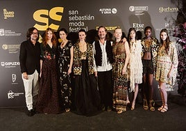 Los hermanos Muñoz de Ailanto en el 'photocall' junto con algunas de las modelos tras el desfile.