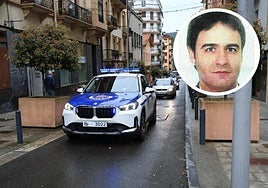 Un coche patrulla de la Ertzaintza recorre una calle de Irun, donde Ferrándiz residió y ha sido visto últimamente