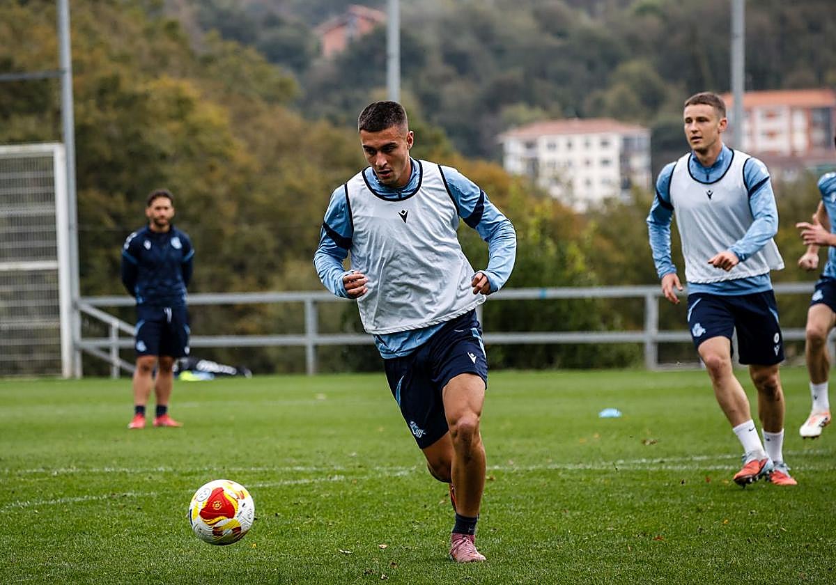 Karrikaburu corre hacia el balón en la sesión del sábado en Zubieta.