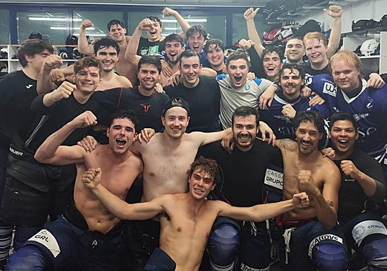 Los jugadores del Txuri celebran su victoria ante el Jaca