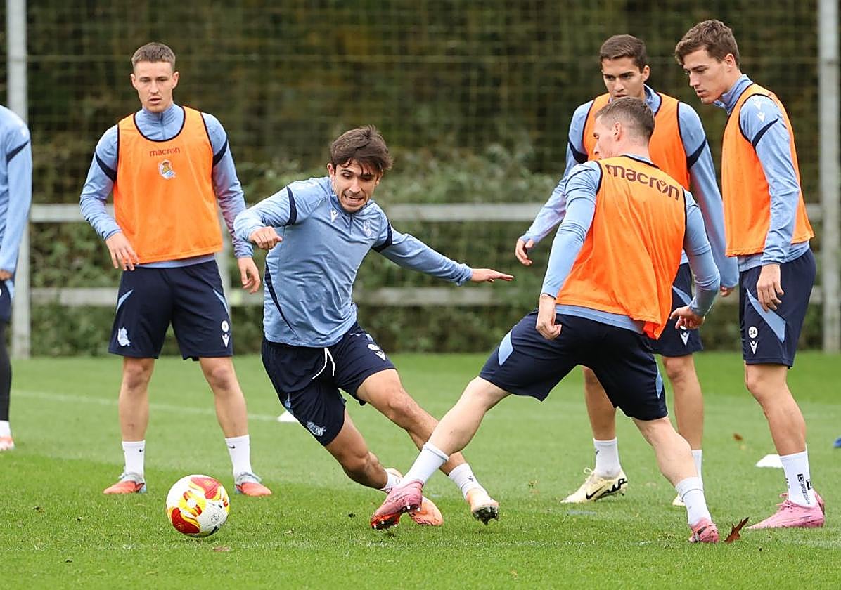 Marín trata de robar el balón en el interior de un rondo, ayer en Zubieta.