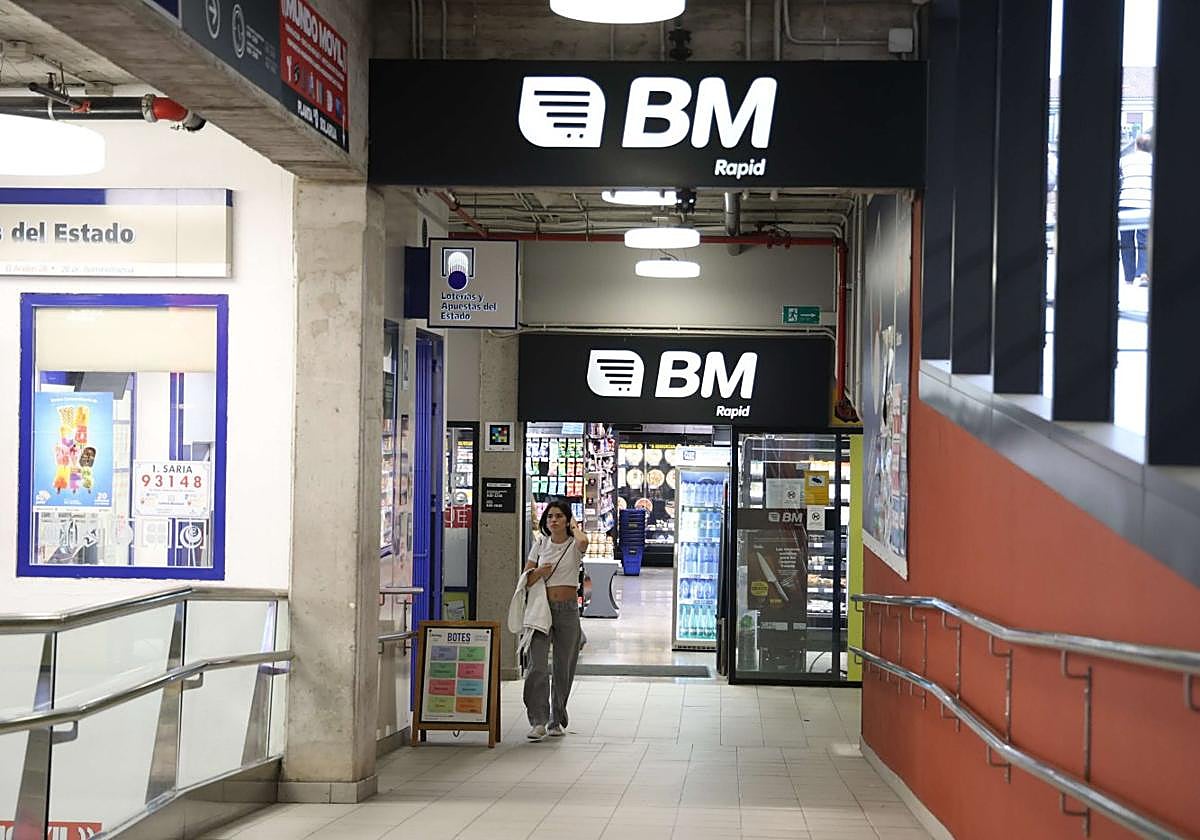 Una joven sale de uno de los supermercados que la enseña BM tiene en San Sebastián.