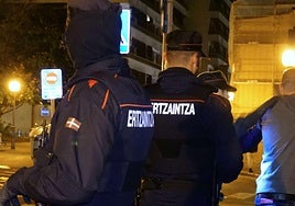 Varios agentes despliegan un cacheo preventivo de armas blancas.