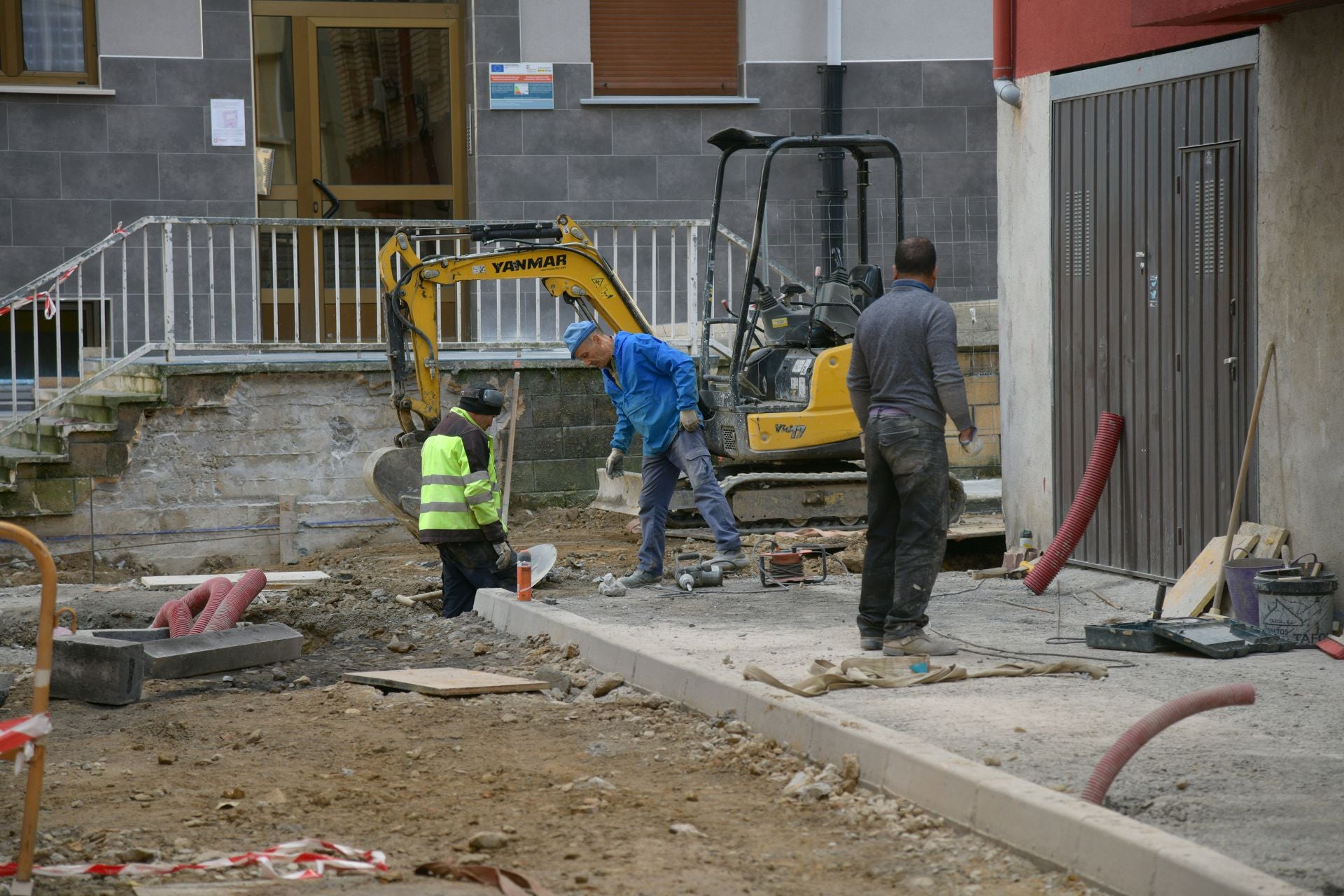 Trabajadores en una obra en Eibar.