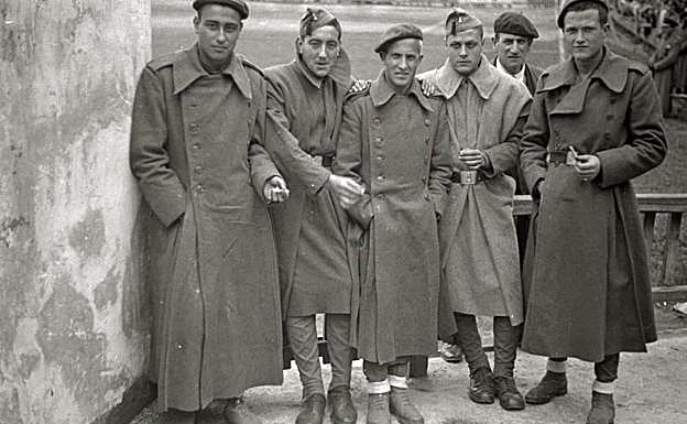 Cinco soldados en el campo de fútbol de Atotxa en 1943.