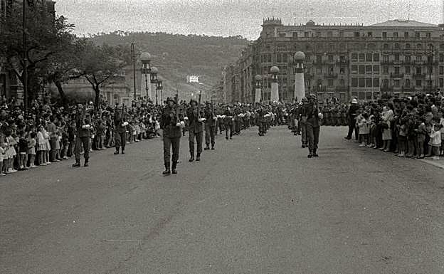 Desfile militar por el Boulevard de San Sebastián en 1963.