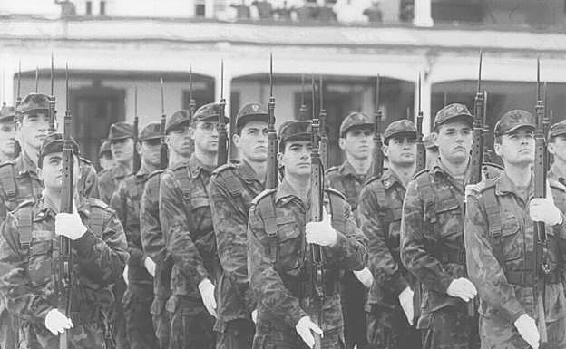 Soldados en el cuartel de Loyola en 1993.