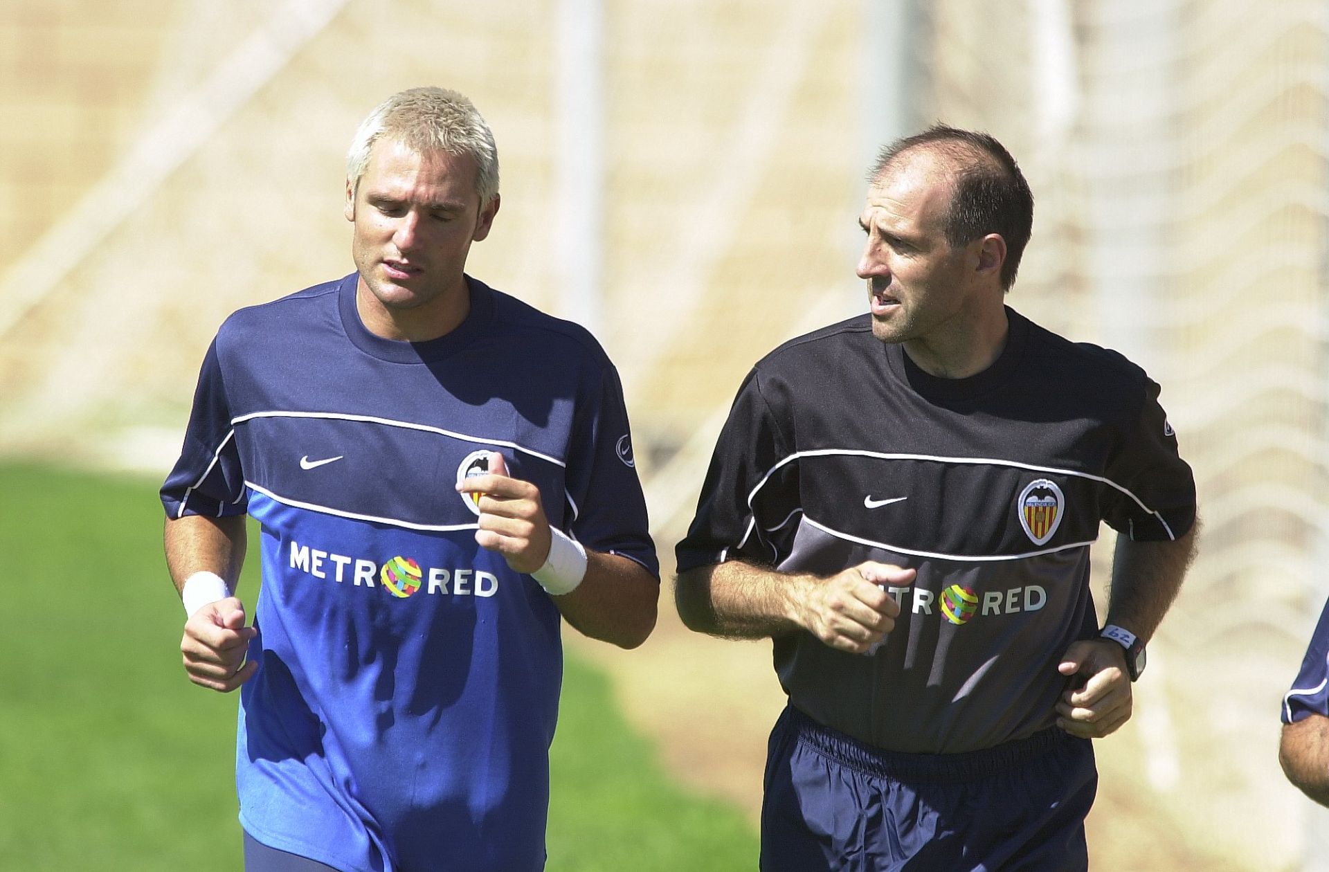 Ochotorena da instrucciones a Cañizares en un calentamiento con el Valencia 