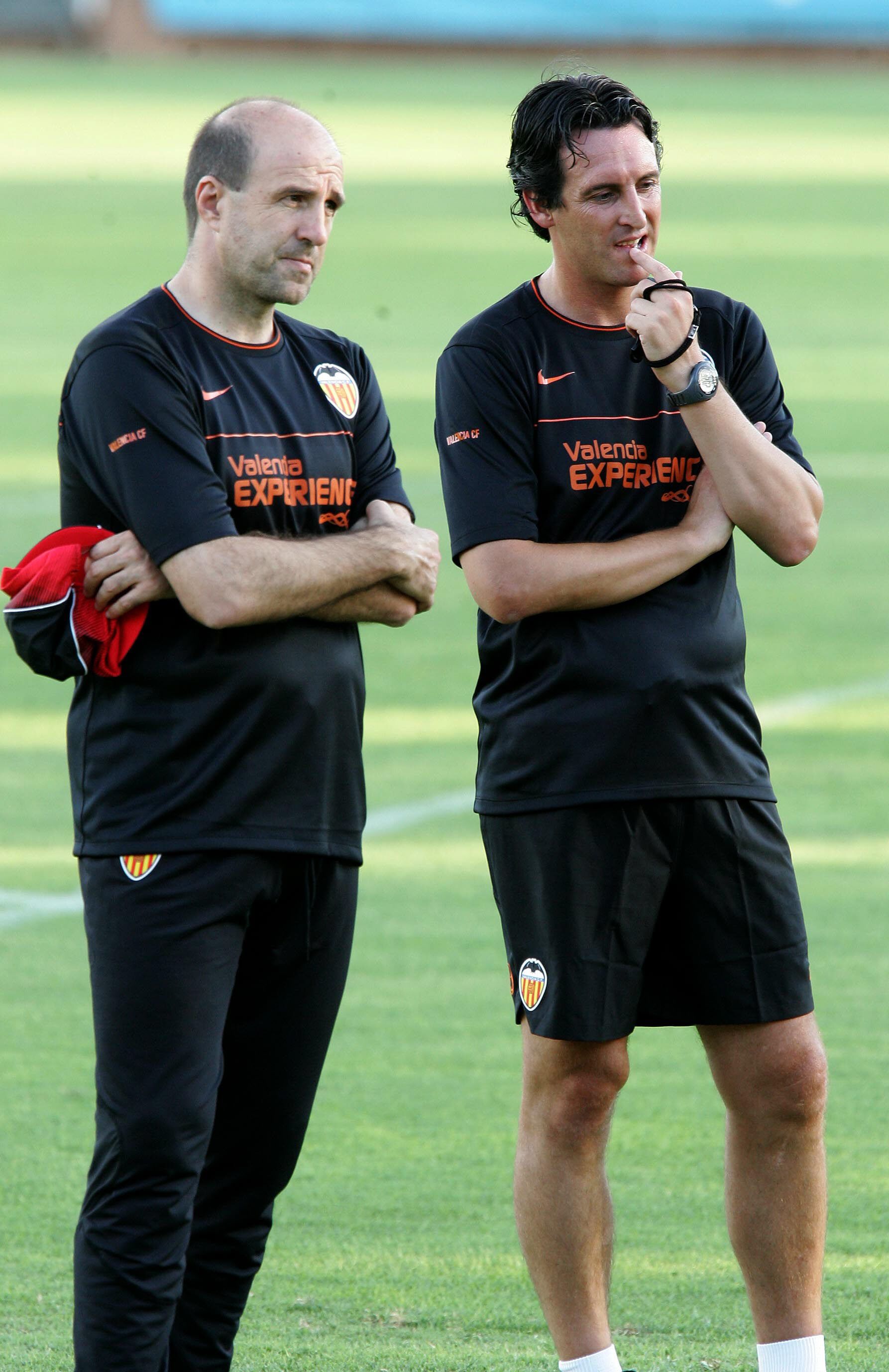 Ochotorena vigila las evoluciones de los jugadores del Valencia junto al entrenador Unai Emery
