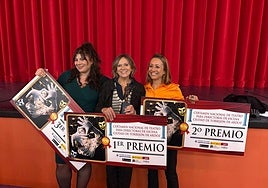 Gabilondo, en el centro, junto a las dos finalistas.