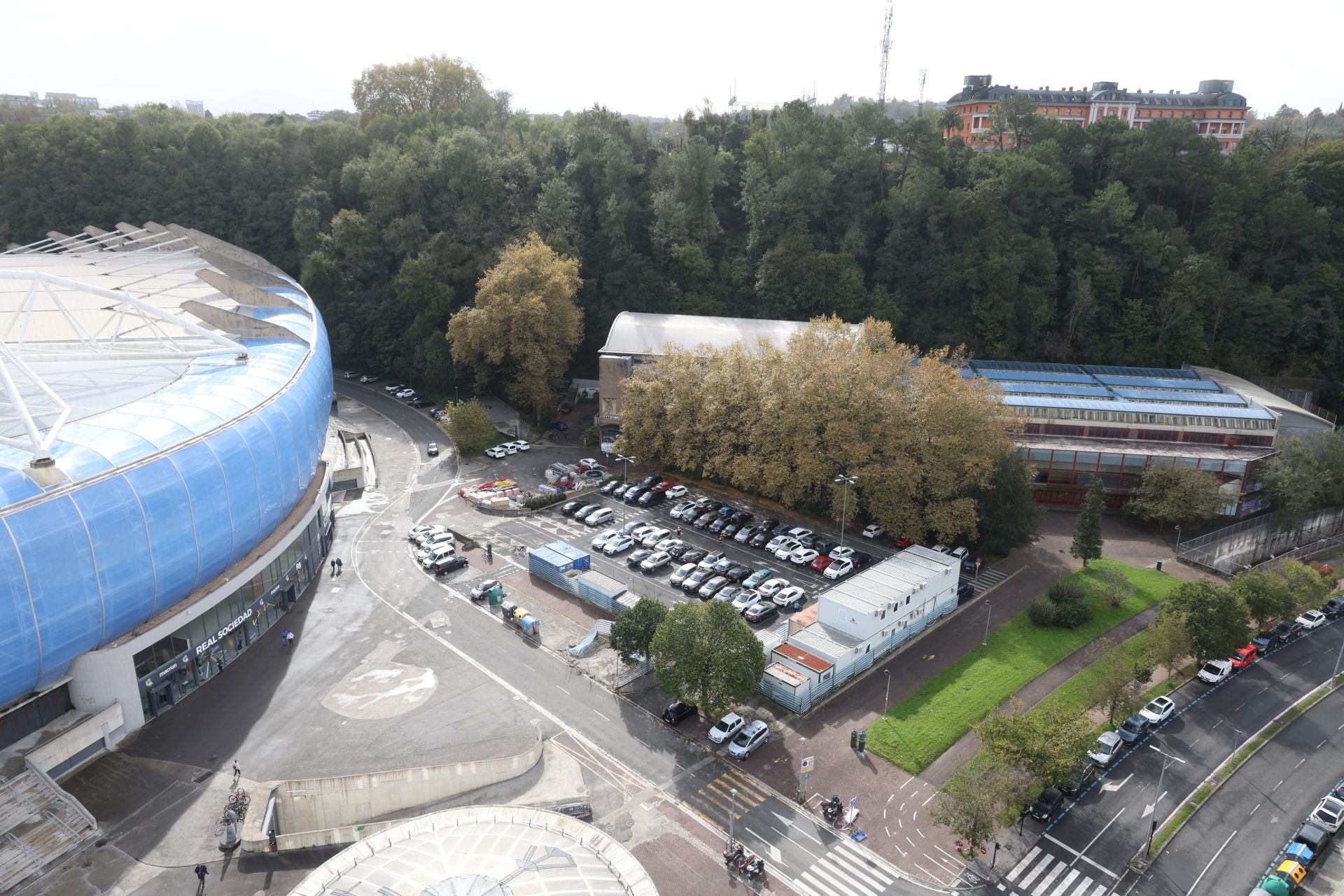 El Atano III junto al estadio de Anoeta y su acceso.