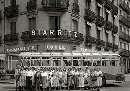 Turistas que parecen salidos de una viñeta de Sempé o una película de Tati, ante el hotel.