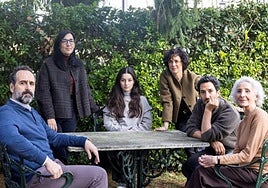 Los actores de la película junto a la directora Alauda Ruiz de Azúa