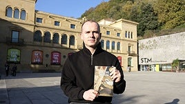 Julen Apella, bere lehenengo nobela eskuetan duela.